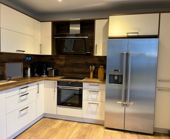 Küchenzeile mit Kühlschrank der Ferienwohnung in Pouch